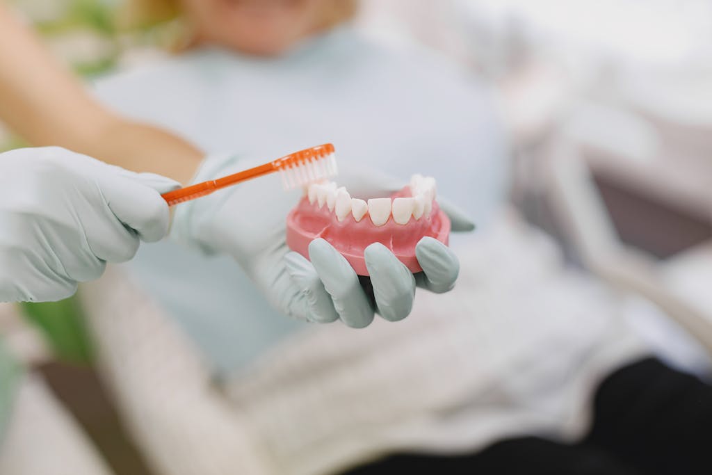 Demonstração de higiene bucal com escova dental para prevenção de aftas
