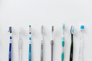 Elementos de higiene bucal representando a conexão entre alimentação e saúde dental