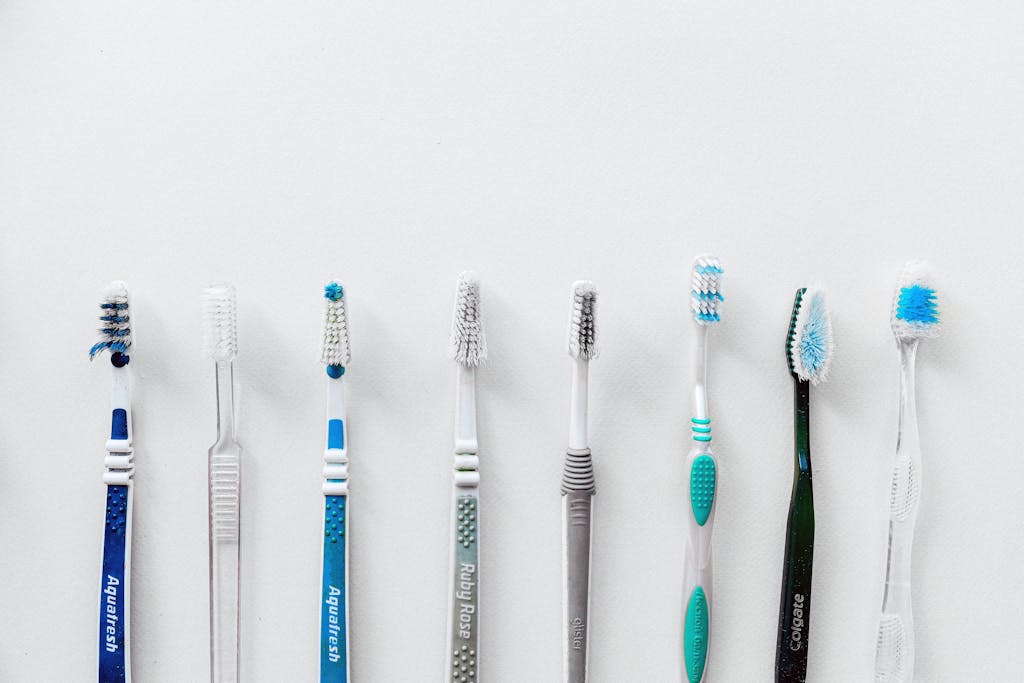 Elementos de higiene bucal representando a conexão entre alimentação e saúde dental