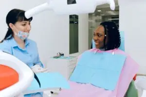 Dentista conversando com paciente ansioso de forma acolhedora
