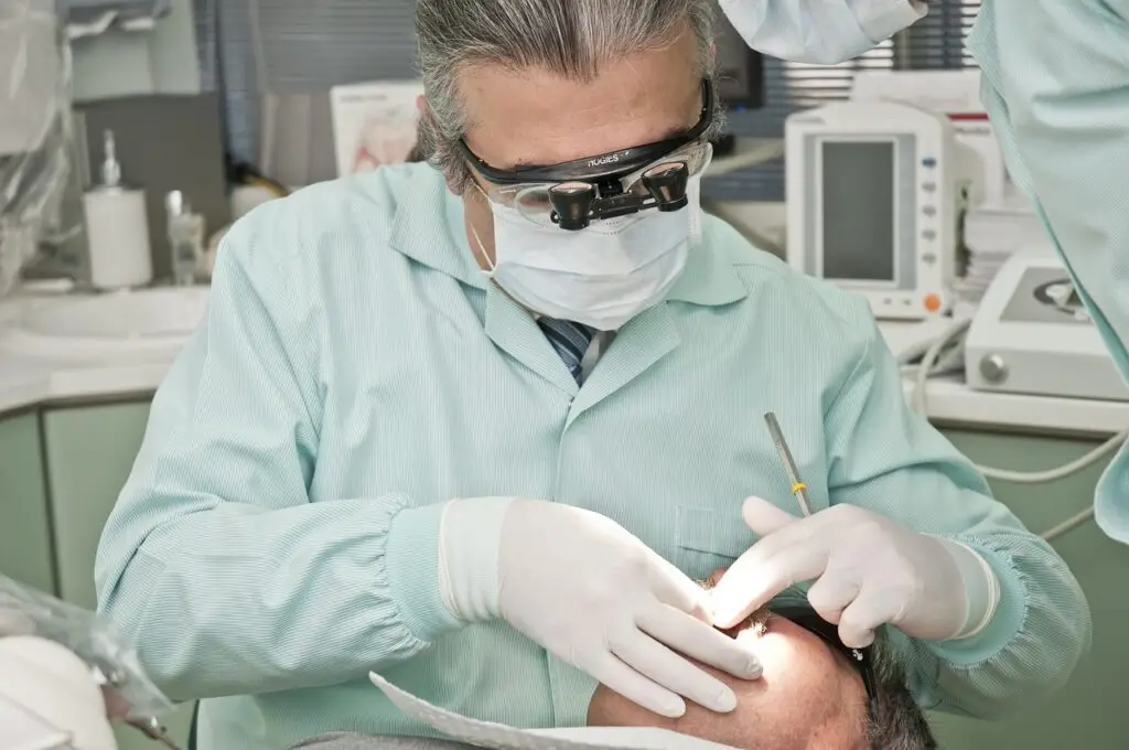 Dentista realizando procedimento dental para paciente com apneia do sono
