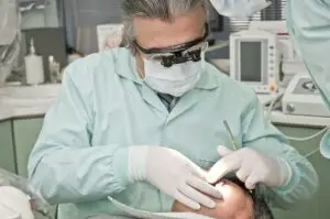 Dentista realizando procedimento dental para paciente com apneia do sono