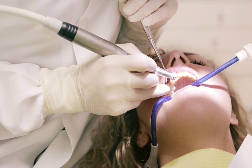 Dentista realizando procedimento bucal em paciente para avaliação de xerostomia
