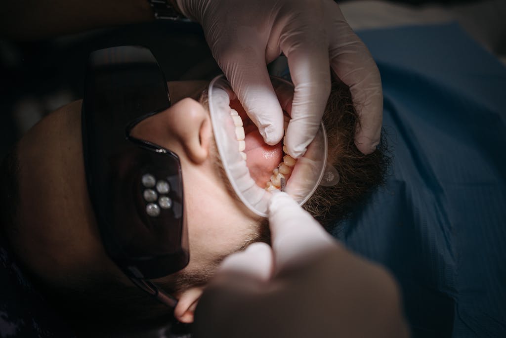 Dentista examinando desgaste dental causado por bruxismo