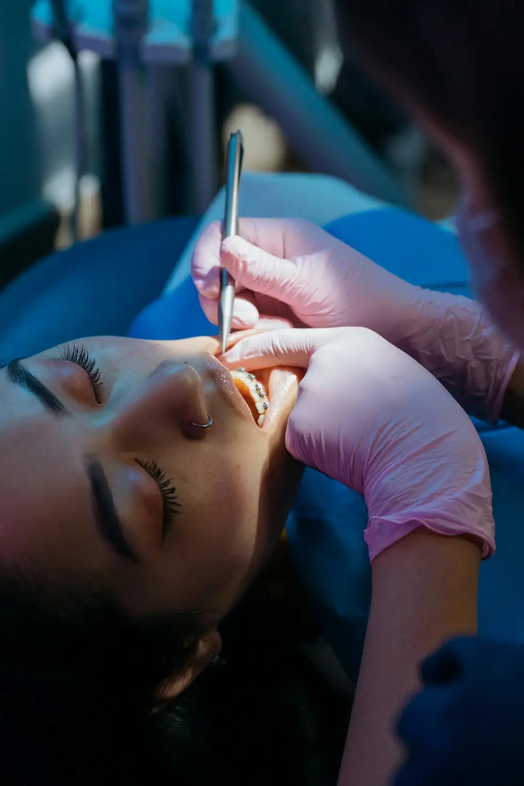 Dentista examinando paciente detalhadamente para detecção precoce de câncer oral