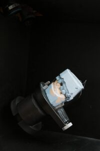 Coroa dentária sendo confeccionada em laboratório de prótese