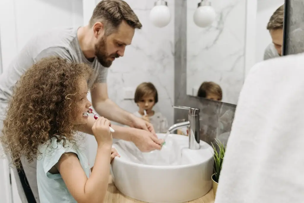 Pai e filhos escovando os dentes juntos pela manhã