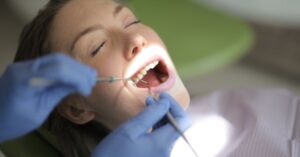Dentista examinando paciente com dente quebrado na clínica odontológica Lidery em Curitiba