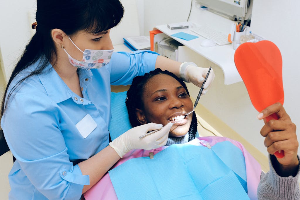 Dentista verificando saúde bucal de paciente durante consulta preventiva