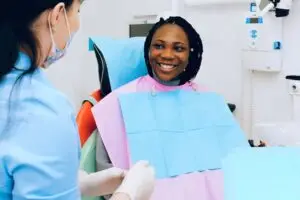 Pessoa com dor de dente forte segurando o rosto