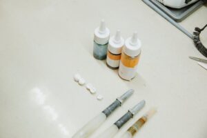 Instrumentos e materiais para procedimento de enxerto ósseo dental em laboratório
