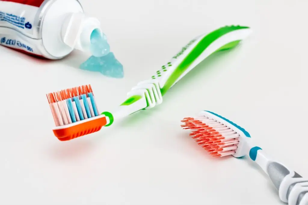 Escova de dente e pasta dental representando técnica de escovação correta
