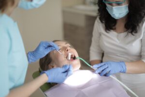 Paciente recebendo cuidados dentais para aplicação de faceta de porcelana