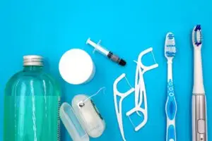 Produtos essenciais de higiene bucal incluindo fio dental e enxaguante