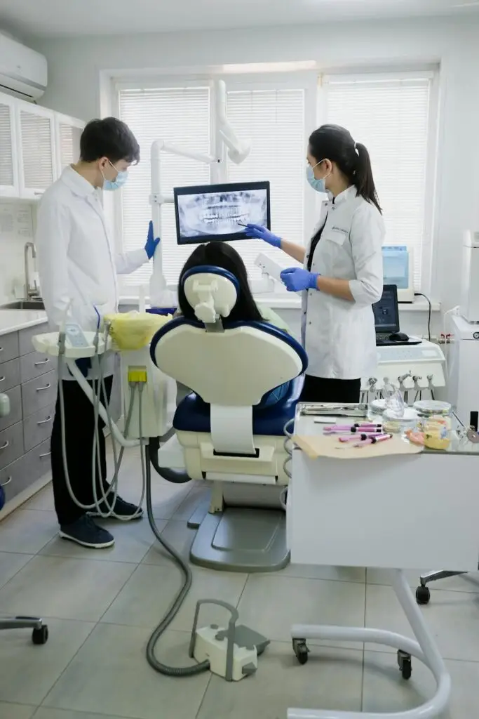 Equipe dental profissional realizando procedimento de gengivoplastia