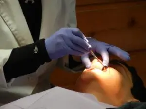 Ortodontista examinando paciente para diagnóstico de mordida aberta