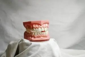 Dentes saudáveis que precisam de proteção durante esportes