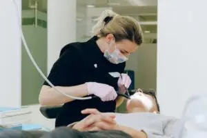 Paciente sorrindo com aparelho ortodôntico metálico