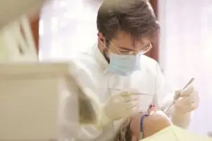 Implante dentário durável com coroa de porcelana saudável